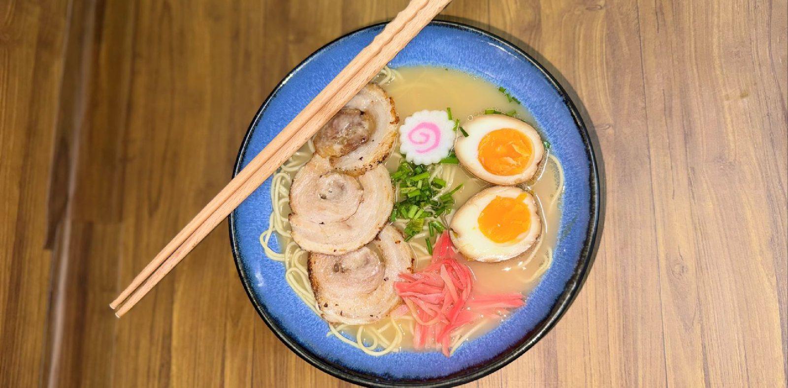 Carrito de ramen Tonkotsu en un evento en Quito